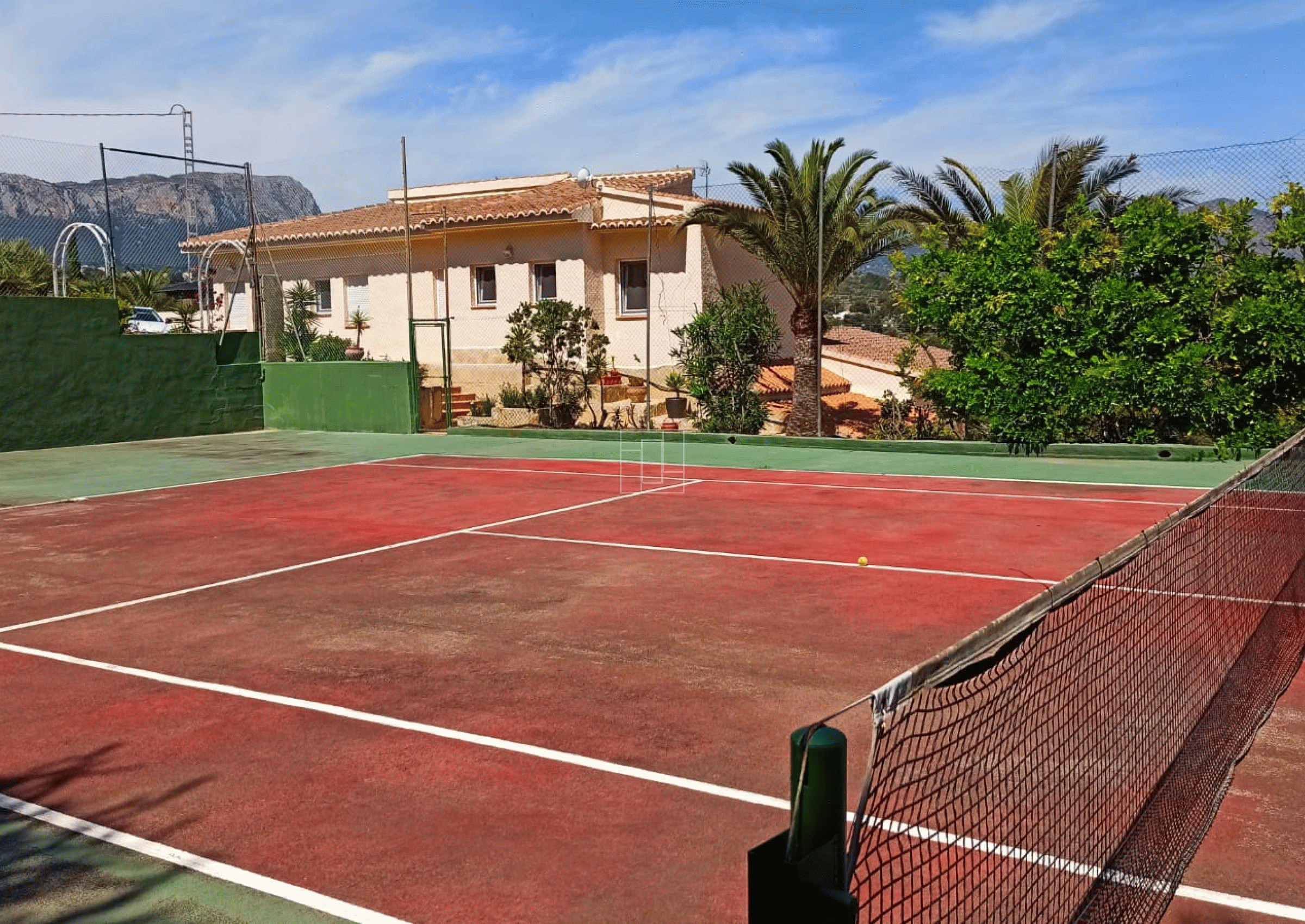 Large family villa with tennis court in Calpe