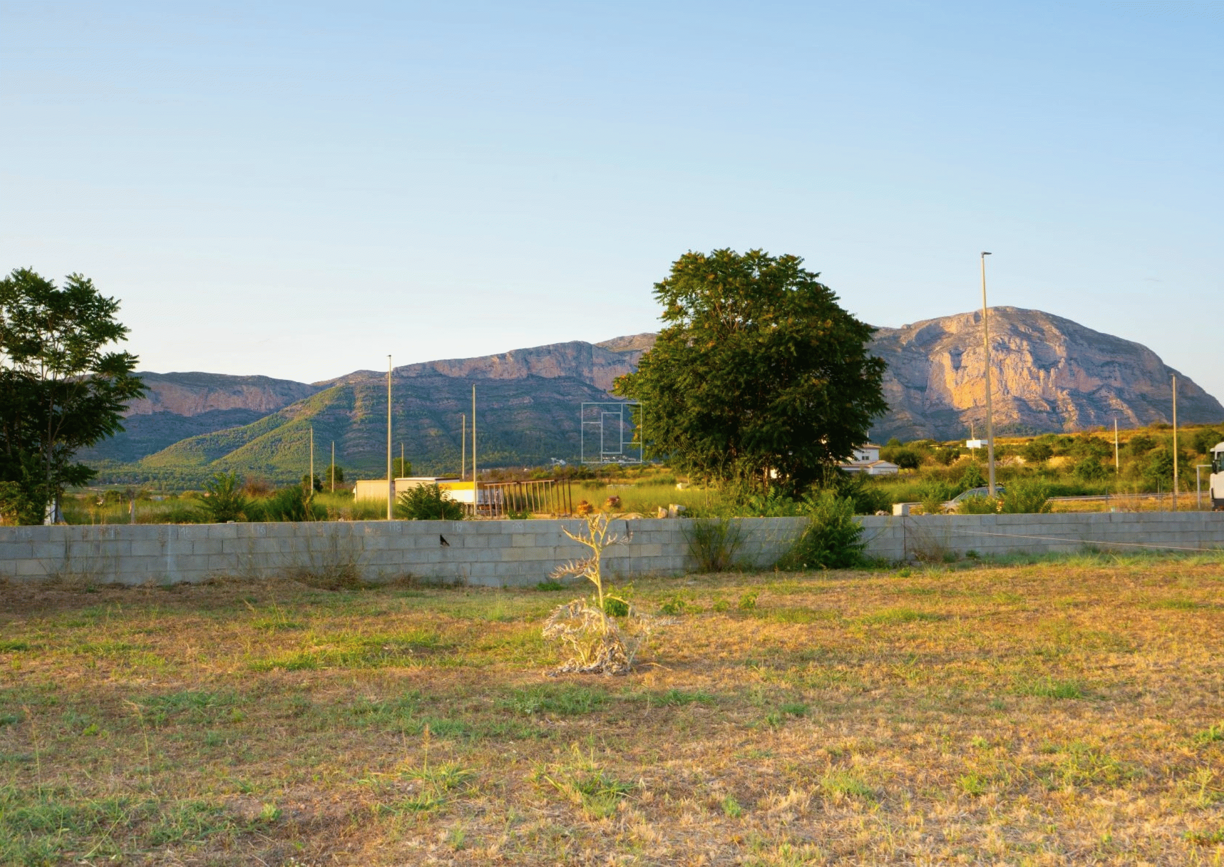 Flat building plot with mountain views in Gata de Gorgos