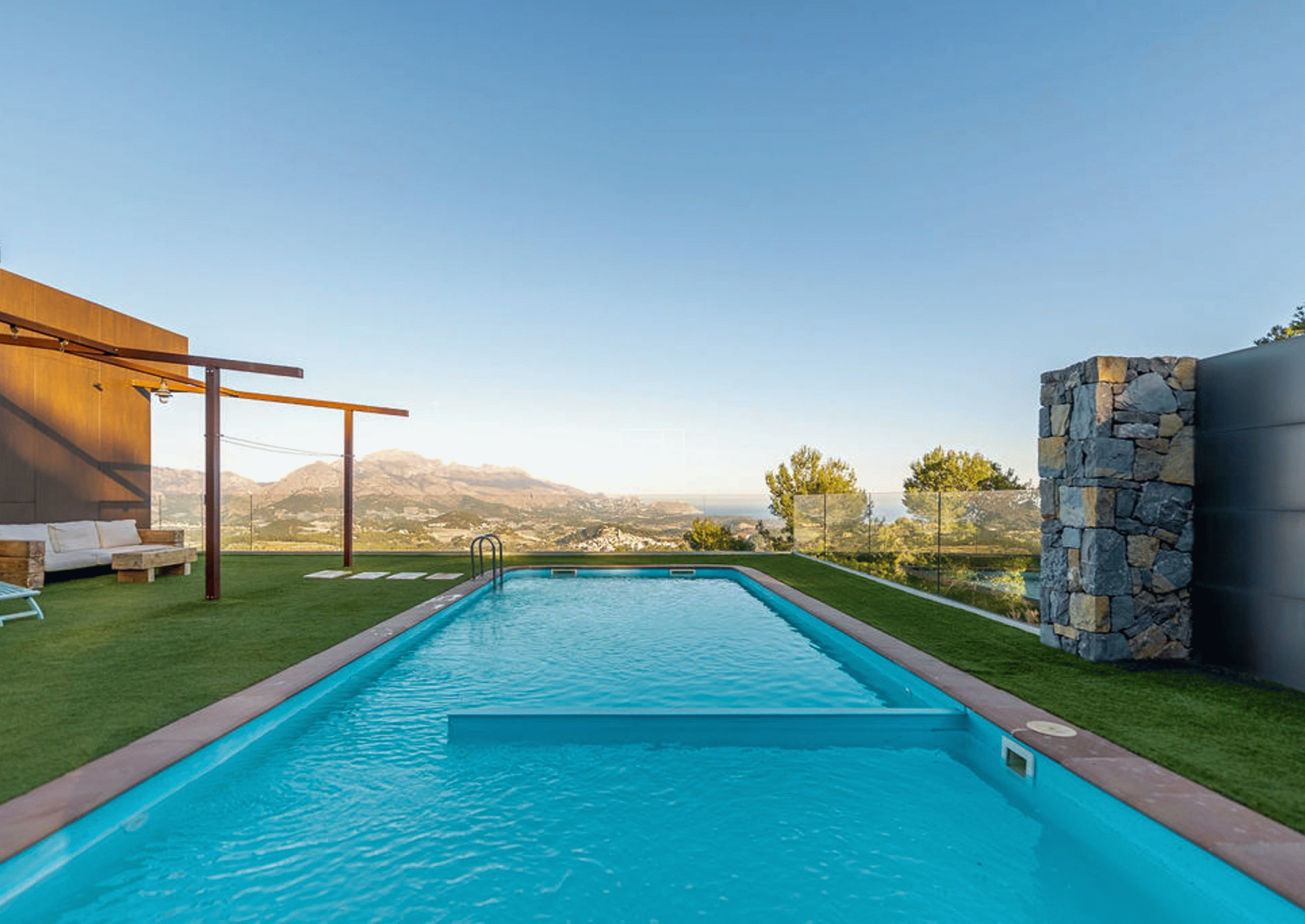 Designer villa with fantastic sea and mountain views un Polop