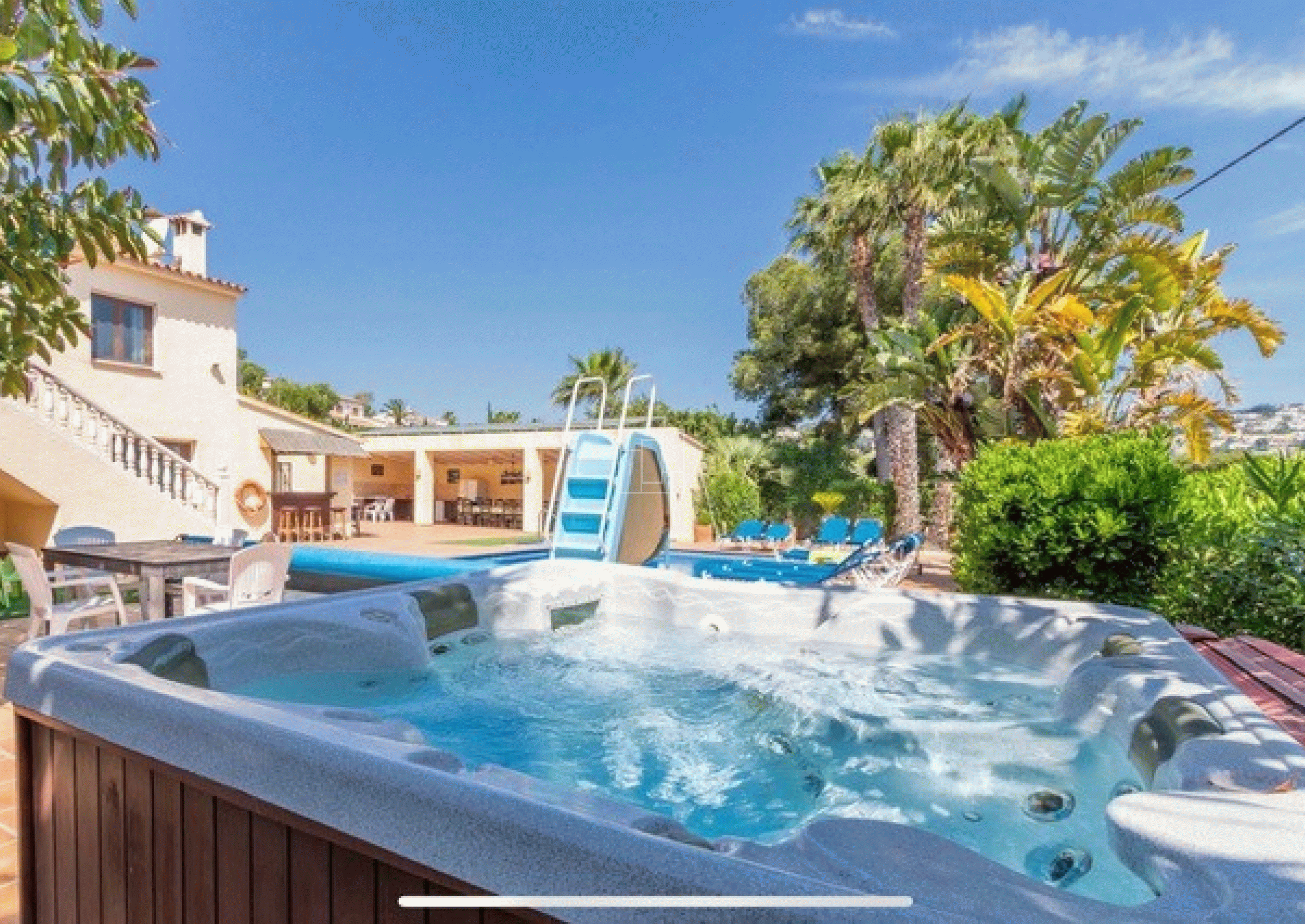 Great oportunity. Large holiday villa in Moraira.