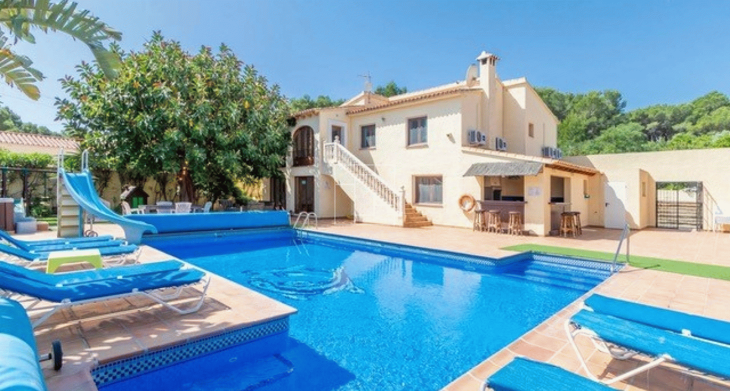 Great oportunity. Large holiday villa in Moraira.