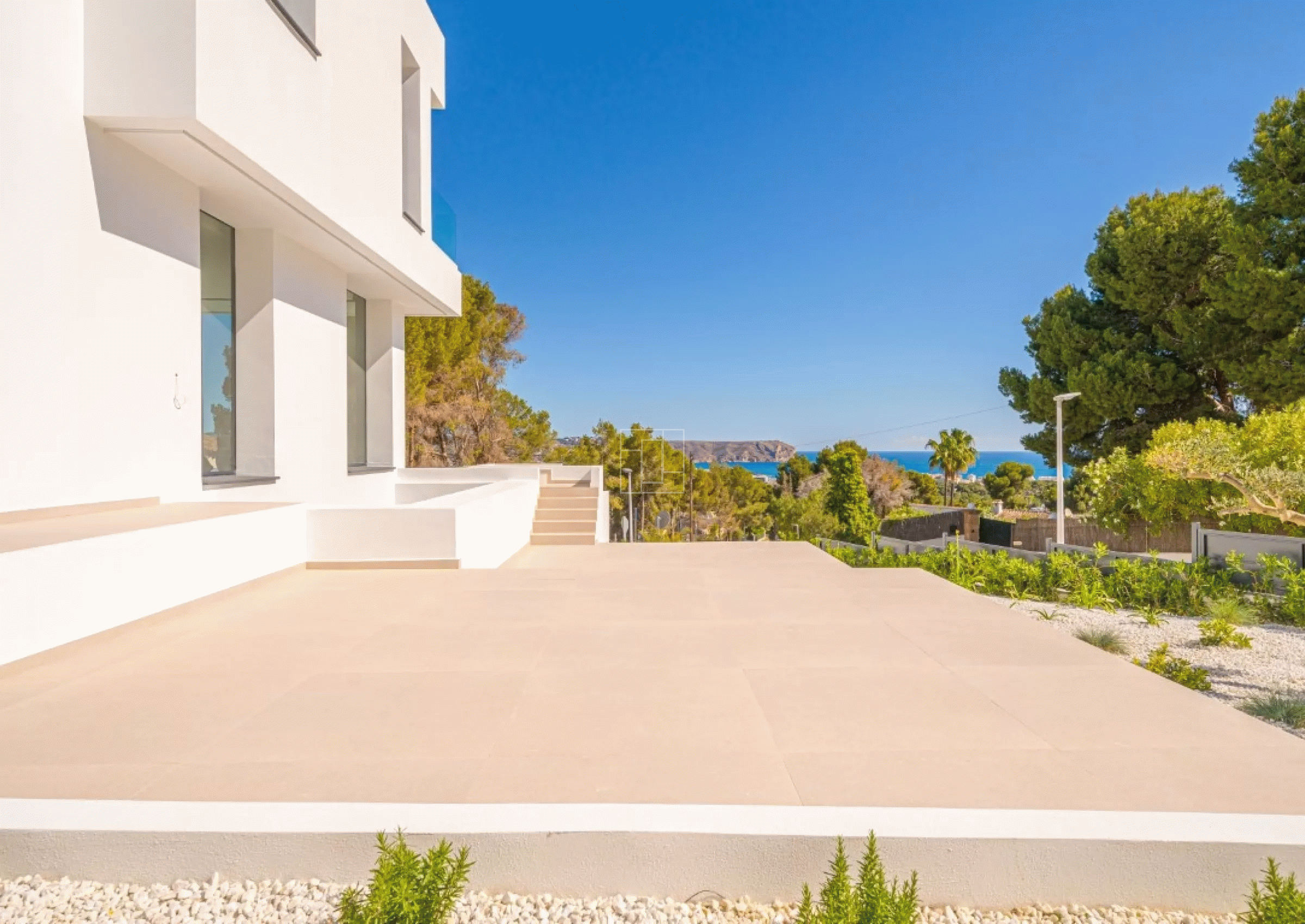 Newly built modern villa with splendid sea views in Jávea 
bp