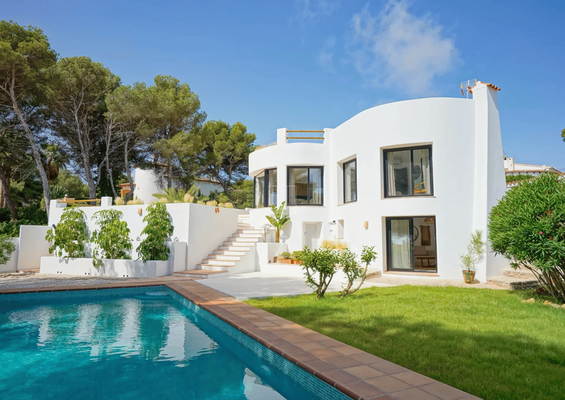 SPLENDID VILLA WITH BEAUTIFUL SEA VIEW IN JAVEA
bp