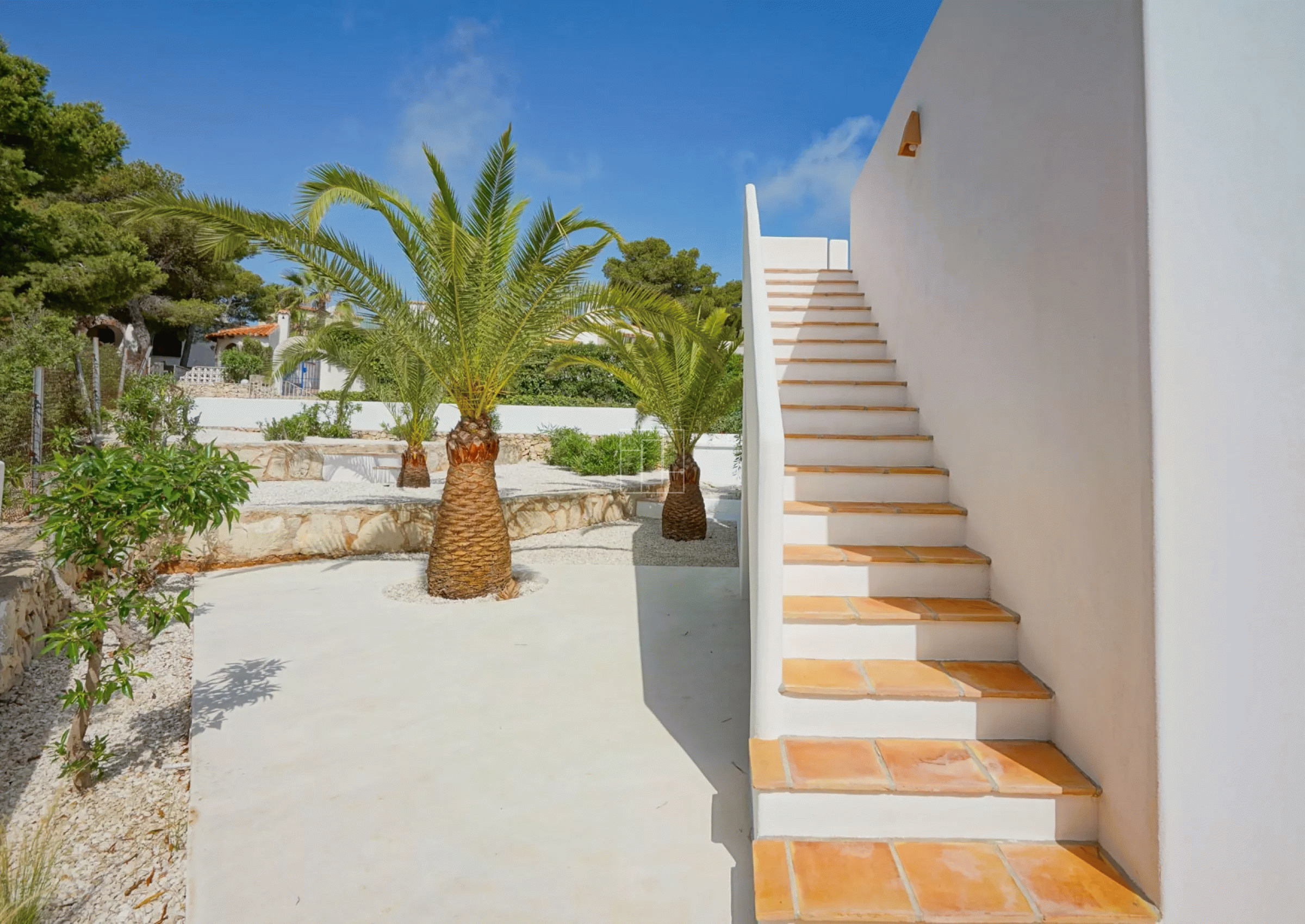 SPLENDID VILLA WITH BEAUTIFUL SEA VIEW IN JAVEA
bp