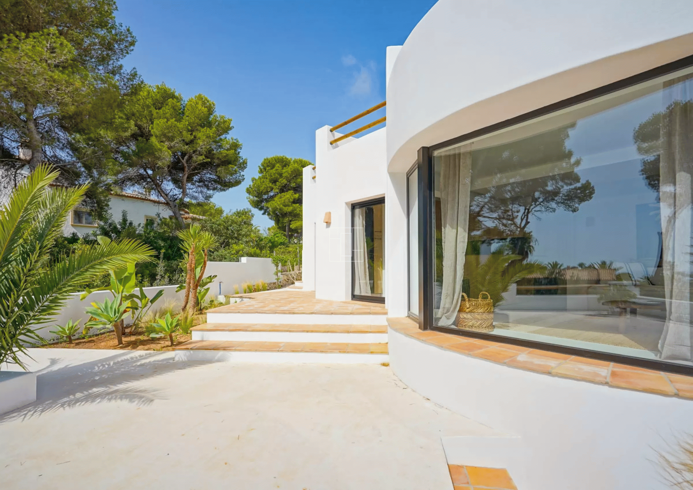 SPLENDID VILLA WITH BEAUTIFUL SEA VIEW IN JAVEA
bp