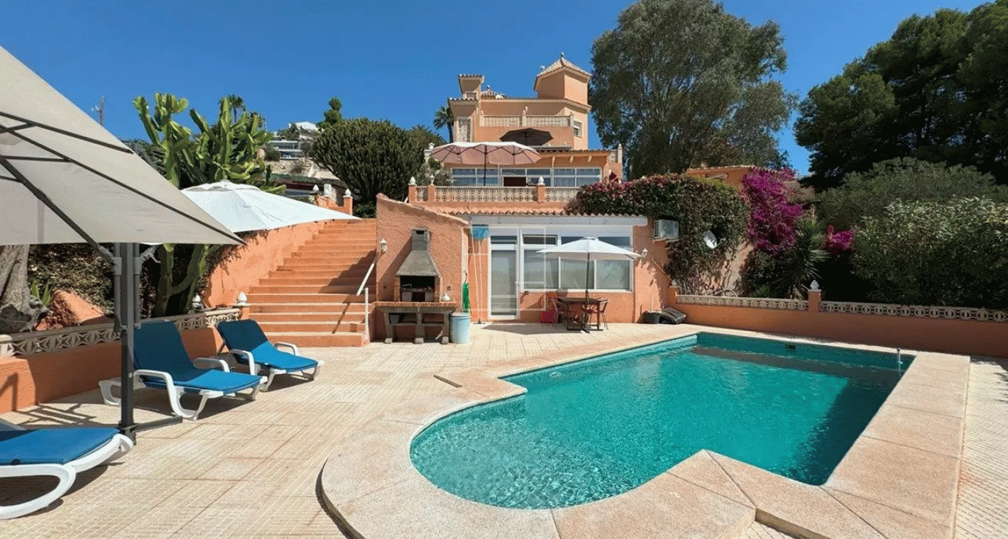 Spacious traditional style villa with beautiful sea views in El Campello