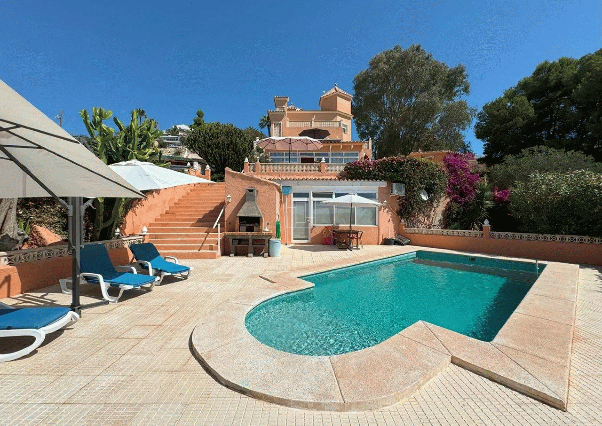 Spacious traditional style villa with beautiful sea views in El Campello