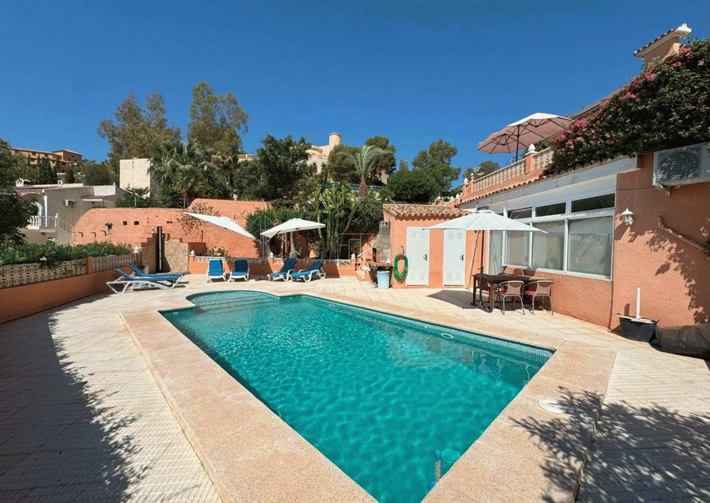 Spacious traditional style villa with beautiful sea views in El Campello