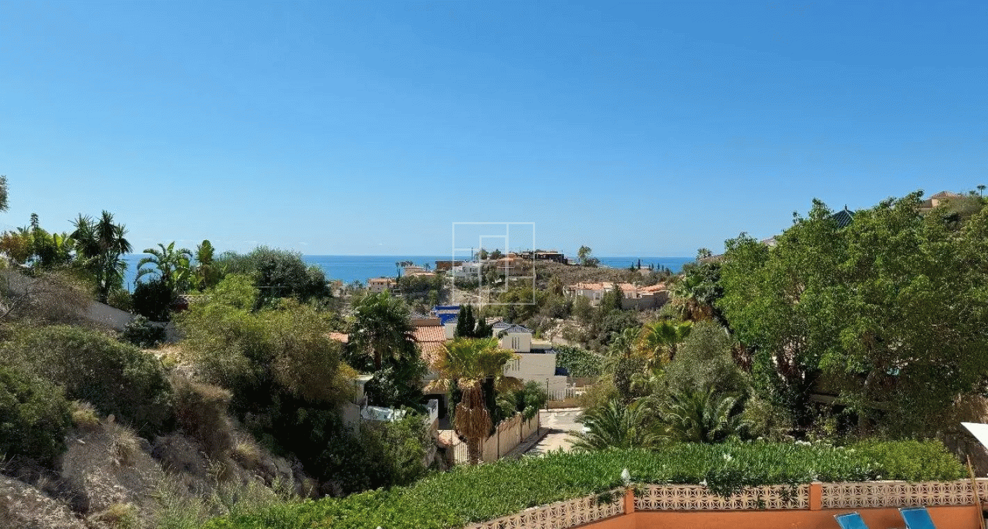 Spacious traditional style villa with beautiful sea views in El Campello